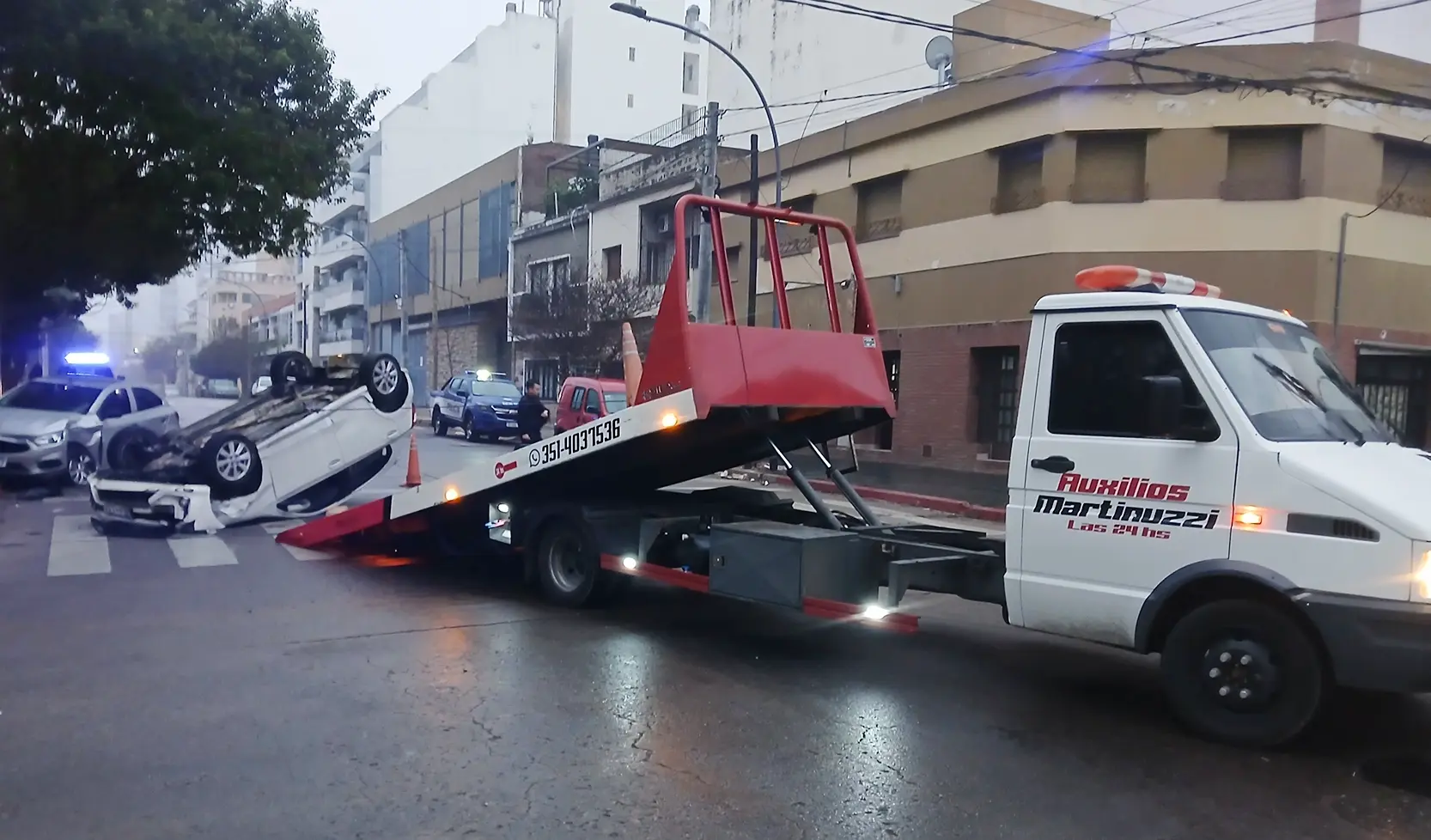 Auxilio de auto volcado con grúa plataforma en Córdoba
