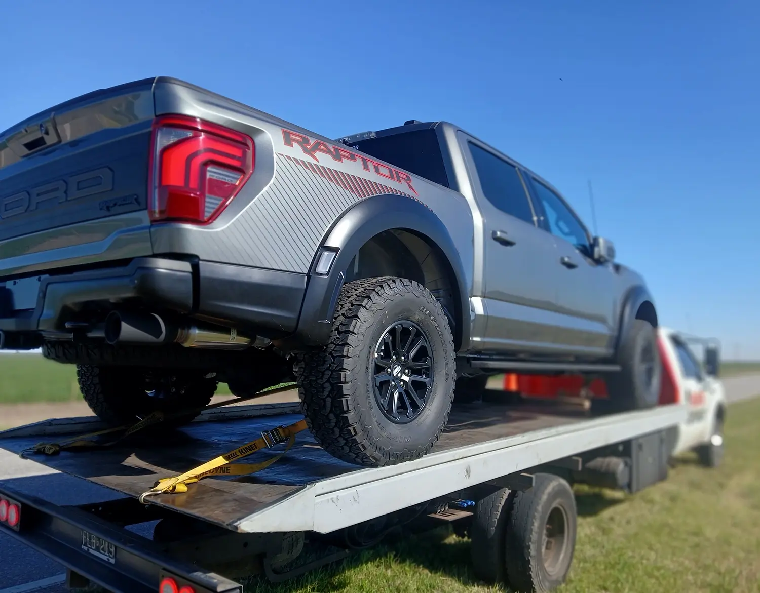 Detalle de camioneta Ford Raptor asegurada en grúa