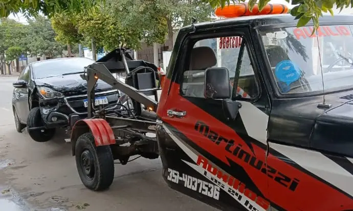 Extracción de automóvil con grúa tenedor en Córdoba