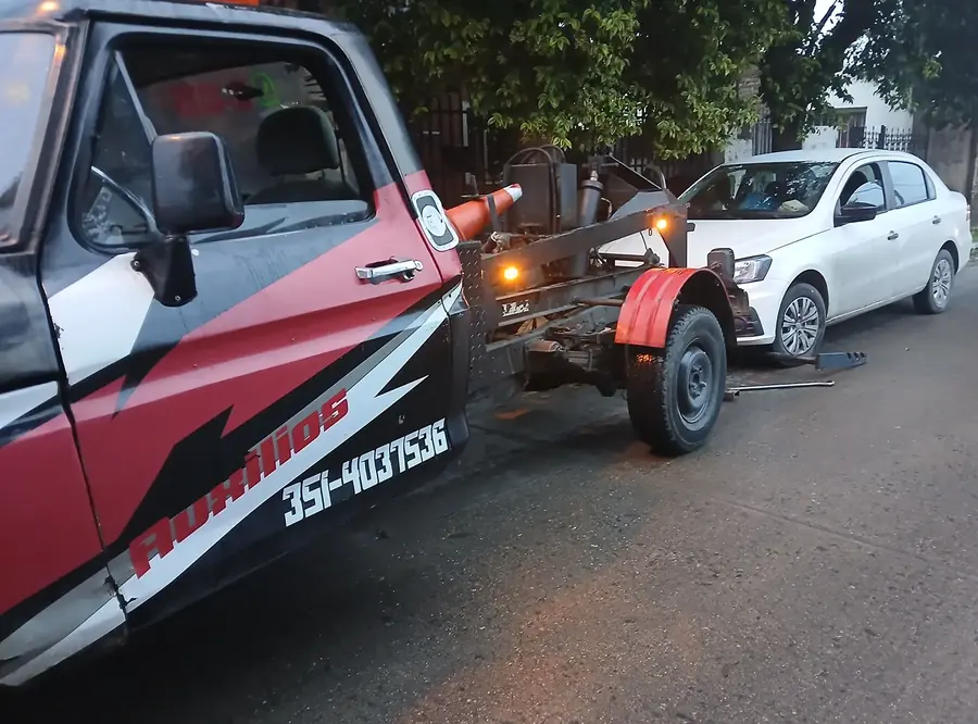 Extracción de auto con grúa tenedor de Auxilios Martinuzzi