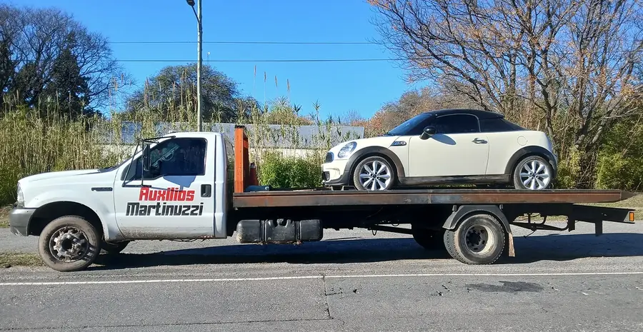 Auto Mini trasladado con grúa plataforma de Auxilios Martinuzzi