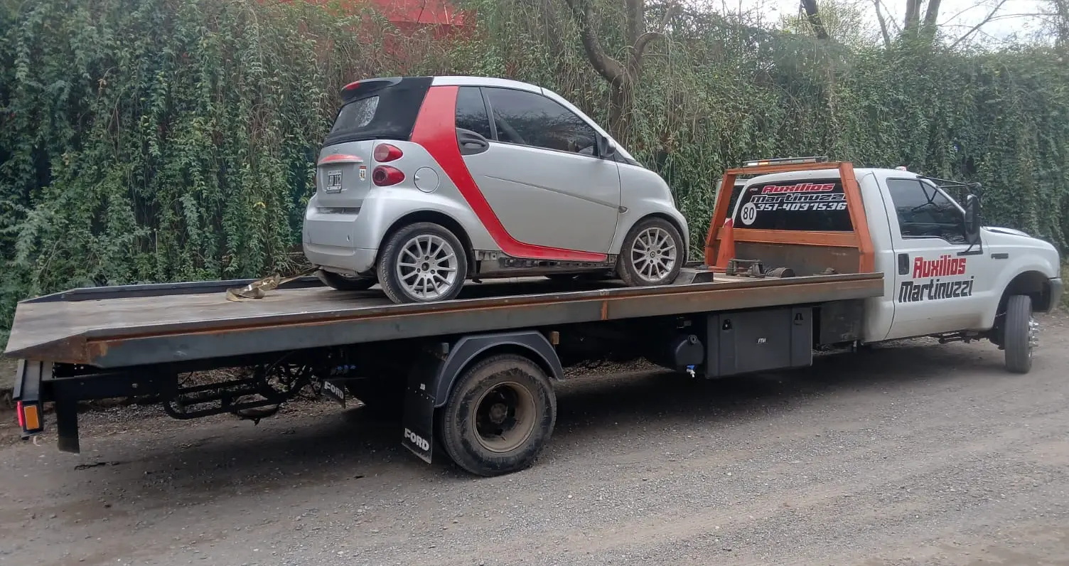 Auto Smart trasladado en grúa plataforma