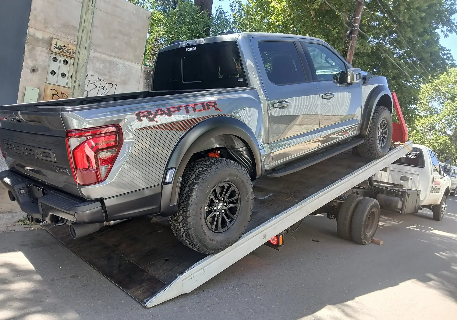 Camioneta Ford Raptor sobre grúa plataforma