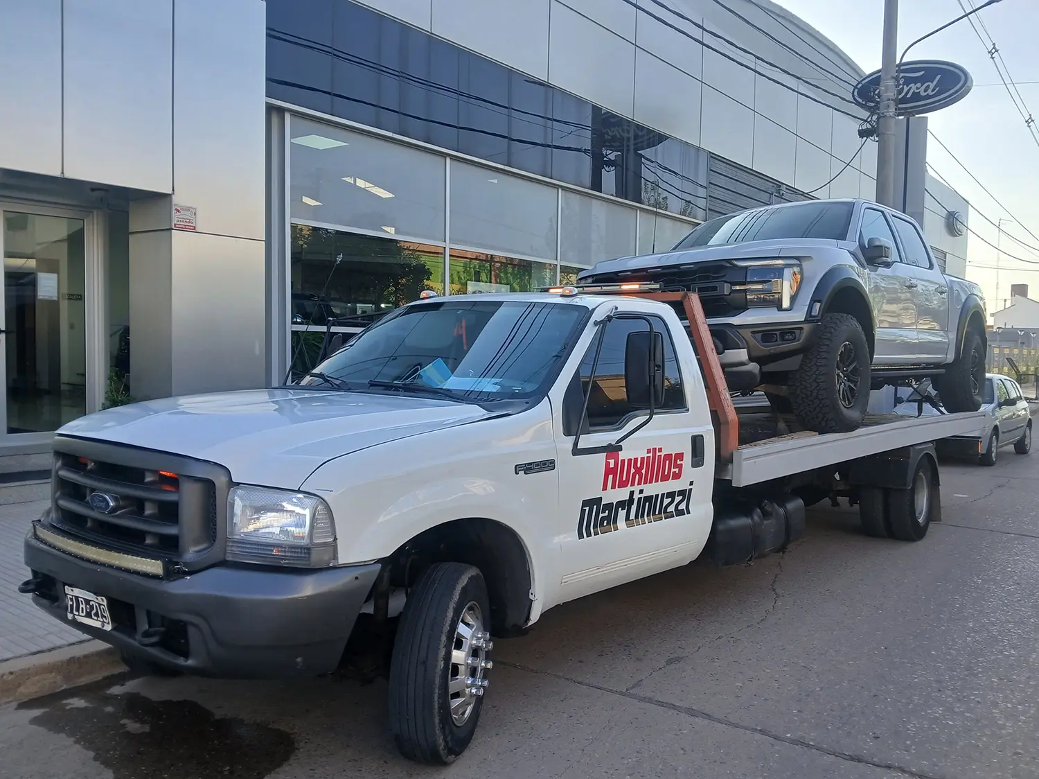 Pickup Ford trasladada en grúa plataforma de Auxilios Martinuzzi