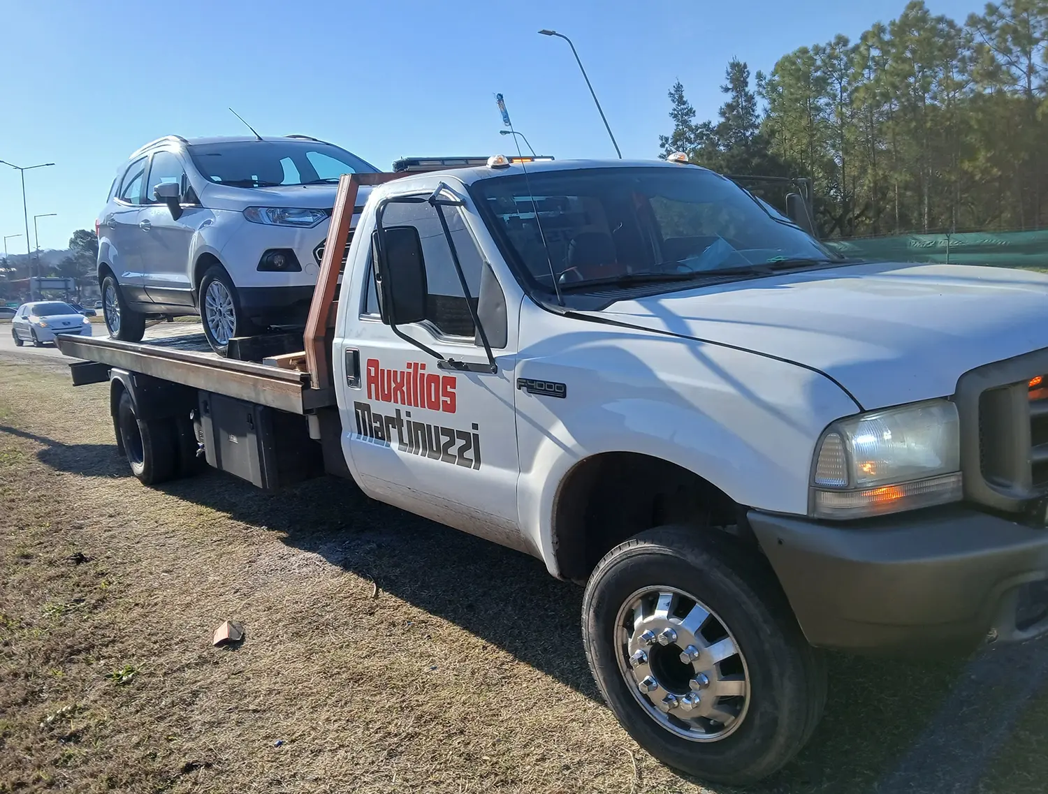 Renato Martinuzzi coordinando el traslado de una SUV en grúa plataforma en Córdoba